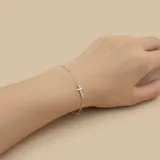 Pulsera de plata 925 con cadena de eslabones y bolitas, y dije de cruz.
