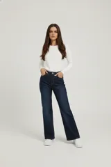 Pantalón jean negro de calce medio, tiro alto y corte ancho tipo "flare" o "bota".