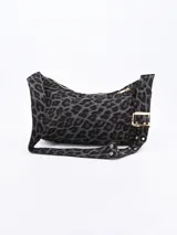 Cartera bandolera con estampado animal print en tonos grises y negros. Tiene correa corta ajustable con hebilla dorada y cierre superior con cremallera dorada.