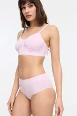 Bombacha clásica color rosa claro de microfibra sin costuras, con tiro medio y fundillo de algodón.