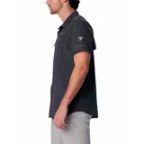 Camisa de manga corta color gris oscuro, con cierre de botones frontal, dos bolsillos en el pecho (uno con cierre de cremallera y otro con velcro), ventilación en la espalda y tecnología Omni-Shade™ Broad Spectrum UPF 50 y Omni-Wick™.