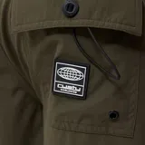 Short de baño verde militar con cintura elástica ajustable con cordón negro.