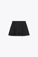 Falda pantalón corta negra con cintura fruncida y volantes en el ruedo.