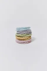 Set de gomitas de pelo elásticas con diseño trenzado en colores pastel: rosa, amarillo, verde, lila y celeste.
