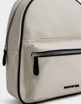 Mochila negra de cuerina con correas regulables, manija superior, cierre superior con doble deslizador, bolsillo frontal con cierre y deslizador, etiqueta metálica y bolsillos laterales.