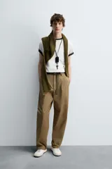 Camiseta verde militar de corte holgado confeccionada en tejido de algodón compacto. Cuello redondo con ribete doble y mangas cortas.