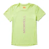 Remera deportiva color verde lima de manga corta con cuello redondo y logo vertical de la marca Merrell estampado en el frente.