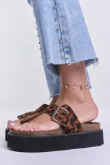 Sandalias con estampado animal print, con tira entre los dedos y plataforma flatform con base negra.