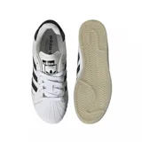 Zapatillas Adidas Superstar XLG blancas con las tres tiras laterales negras y contrafuerte trasero negro.