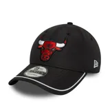Gorra negra de visera curva con logo de los Chicago Bulls bordado en el frente y logo de New Era bordado en el lateral.