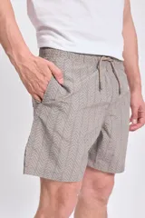 Short de baño color verde militar con estampado de espiga.