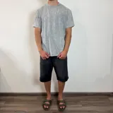 Remera verde militar con cuello redondo y corte regular.