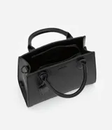 Cartera satchel negra de material sintético con textura diagonal, doble asa de mano y asa larga removible de gross. Incluye porta monedas y cierre por cremallera.