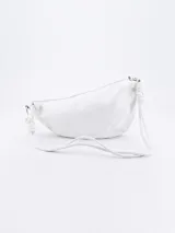Bandolera blanca de cuero sintético con forma de media luna y asa corta con detalle de nudo.