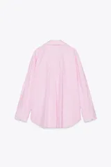 Camisa de popelín a rayas verticales rosas y blancas con hilo metalizado, de corte recto, cuello solapa, escote pico y manga larga.