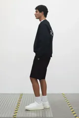 Short cargo negro de tejido grueso de algodón con cierre decorativo y cintura elástica con cordón para ajustar. Tiene bolsillos al bies y bolsillos de solapa con cierre autoadherente en las piernas y atrás. Corte estándar para una silueta clásica y cómoda.