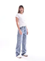 Remera blanca de algodón con escote en U y mangas cortas.