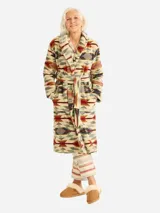 Bata de felpa de algodón con cuello chal y cinturón, presentando un estampado geométrico de estilo nativo americano en tonos beige, rojo, azul y gris.