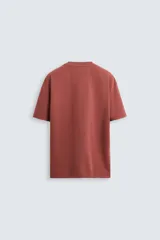 Camiseta blanca de algodón interlock con elasticidad, corte recto, cuello redondo y mangas cortas.