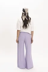 Pantalón blanco de corte palazzo, con cintura alta y pinzas delanteras.