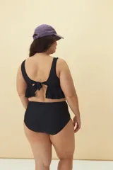 Calzón de bikini negro de tiro alto.