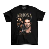 Remera negra de algodón con estampado gráfico de Ricardo Arjona, con imágenes de diferentes épocas y el texto "ARJONA Ricardo" y "Seduciendo a la vida".