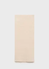 Falda midi color crudo, de tejido texturizado con diseño entallado y cintura elástica.