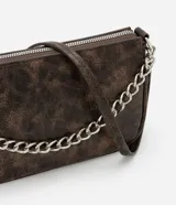 Cartera baguette pequeña color marrón con efecto desgastado, cierre de cremallera, asa larga desmontable y detalle de cadena plateada.