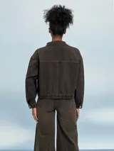 Campera de jean celeste con efecto lavado, corte cropped, cuello camisero, cierre frontal con botones metálicos, cuatro bolsillos frontales con solapa y puños abotonados.