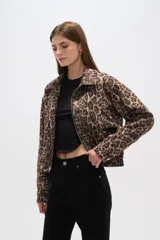Campera corta con cierre frontal, cuello camisero, puños elastizados y estampado animal print de leopardo en tonos marrones.