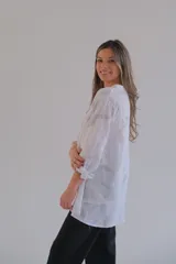Camisa blanca con estampado batik en tonos grises, de corte holgado, cuello mao y mangas 3/4 con botón.