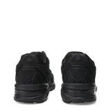 Championes New Balance modelo 509, color negro, con capellada de malla y superposiciones de gamuza. Presenta el logo 'N' en el lateral y detalles de amortiguación visible en el talón.