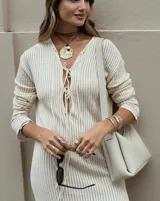 Collar con dije grande de bronce con forma de ostra y cordón de algodón ajustable color gris.