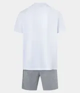 Conjunto de pijama para hombre, compuesto por remera blanca de algodón con cuello redondo y mangas cortas, y bermuda gris con cintura elástica.