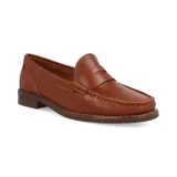 Mocasín de cuero color beige con suela marrón.