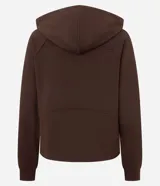 Campera deportiva color marrón, con capucha ajustable mediante cordón con lettering estampado, cierre frontal por cremallera, mangas largas con puños ajustados, bolsillo canguro y recorte en la espalda.