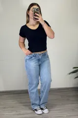 Pantalón de jean celeste de tiro bajo y corte recto.