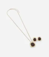 Conjunto de collar y aros dorados con apliques de resina color café.