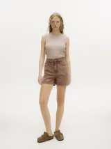 Body acanalado color rojo, de corte cavado con cuello a la base y espalda baja y abierta. Cierre inferior con botones a presión.