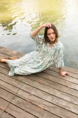 Vestido camisero con estampado floral en tonos celeste y blanco, cuello a la base, manga al codo y botones al frente.