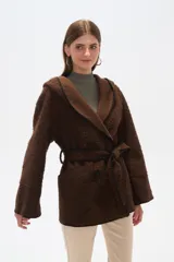 Chaqueta marrón con textura, doble botonadura, cuello en V, cinturón y capucha.