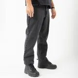 Pantalón de jean negro de corte recto y tiro medio.