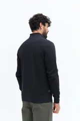 Campera de algodón color azul marino, con cierre frontal, cuello alto y puños. Presenta un pequeño logo bordado en el pecho.