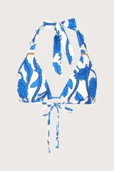 Top de bikini triángulo con estampado floral en tonos azul y blanco. Se ata al cuello y a la espalda con lazos.