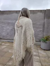 Chal de lana merino color crudo, tejido y bordado a mano con un diseño de caballo en lino color marrón.