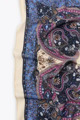 Pañuelo cuadrado de viscosa y seda, con estampado paisley en tonos azul, beige y rosa.