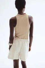 Short color crema de lino con cintura elástica fruncida y bolsillos laterales.