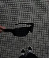 Gafas de sol negras con montura envolvente y lentes oscuras.