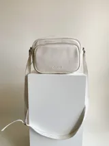 Cartera tipo bandolera color blanco, hecha 100% en cuero, con múltiples bolsillos y correa regulable.