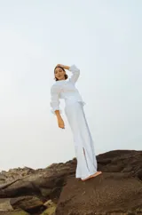 Pantalón blanco de lino, de corte recto y tiro alto, con abertura lateral en el ruedo.